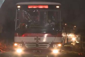 Автобуси з евакуйованими з Китаю українцями прибули у Нові Санжари