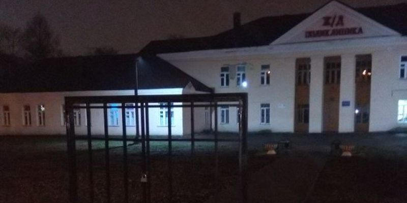 У РФ біля поліклініки встановили ворота без паркану: щовечора сторож замикає їх на замок – фото