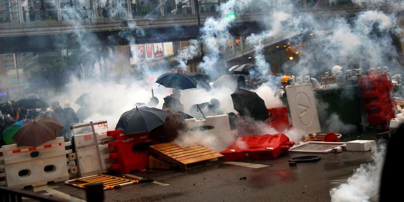 У Гонконзі тривають протести: поліція вперше застосувала водомети