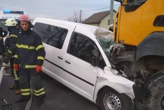 Смертельна ДТП у Києві: Volkswagen лоб у лоб врізався у вантажівку