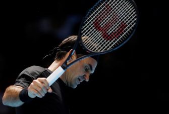 Спрятался от карантина: Роджер Федерер играет в теннис на снегу у стеночки в родной Швейцарии