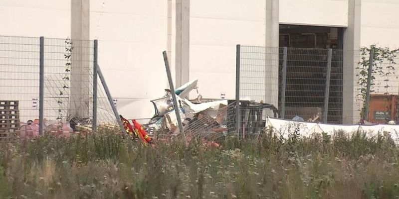 В Германии самолет упал на гипермаркет, есть погибшие