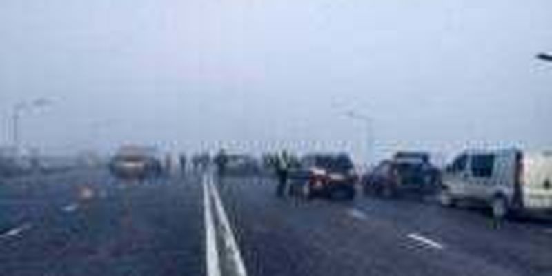 Під Дніпром водій Лексуса в’їхав в блокпост, постраждав поліцейський