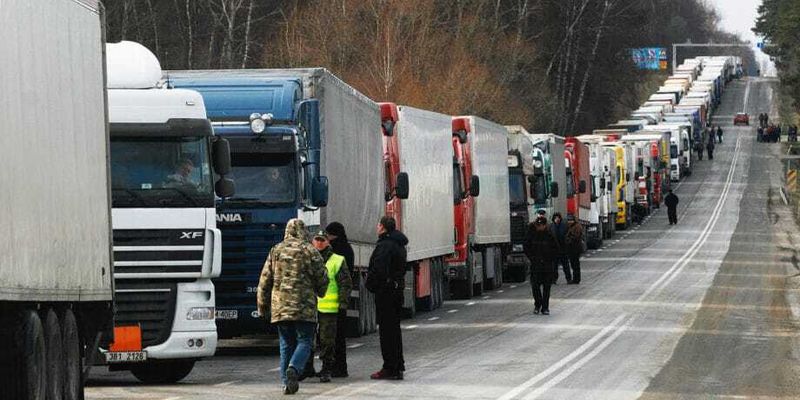 На границе с Польшей образовались километровые очереди из грузовиков