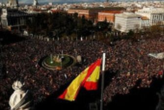Десятки тисяч протестувальників закликають покласти край уряду Санчеса в Іспанії