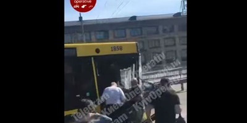 В Киеве пассажирские автобусы попали в серьезное ДТП: видео
