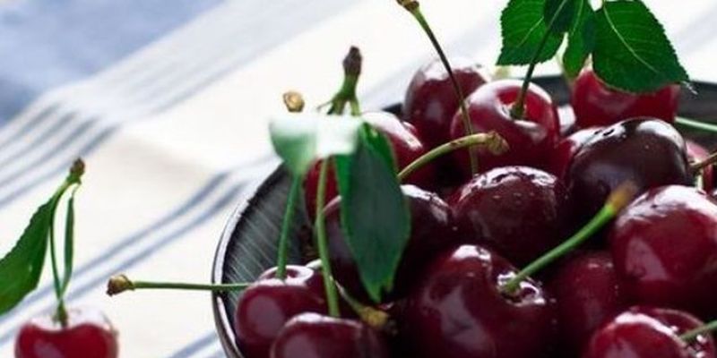Приводит к набору веса: украинцев предупредили об опасности популярной ягоды
