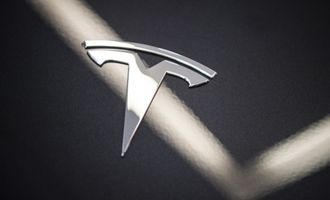 Tesla планирует новую волну увольнений — СМИ