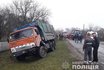 На Житомирщині легковик влетів у КАМАЗ: троє загиблих