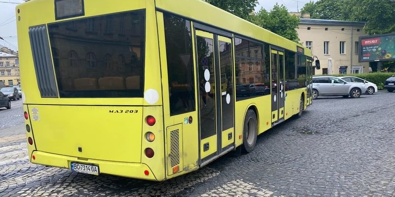 У Львові з водієм автобуса, який не допоміг непритомному пасажиру, провели лише розмову