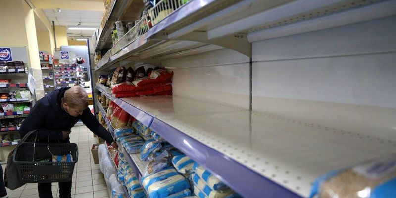 Ажіотажний попит на гречку, борошно та цукор в Україні знизився