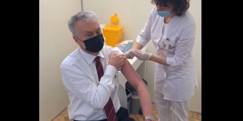 Президент Литви Науседа публічно щепився вакциною AstraZeneca