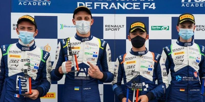 Украинец впервые в карьере стал победителем гонки "Формулы-4"