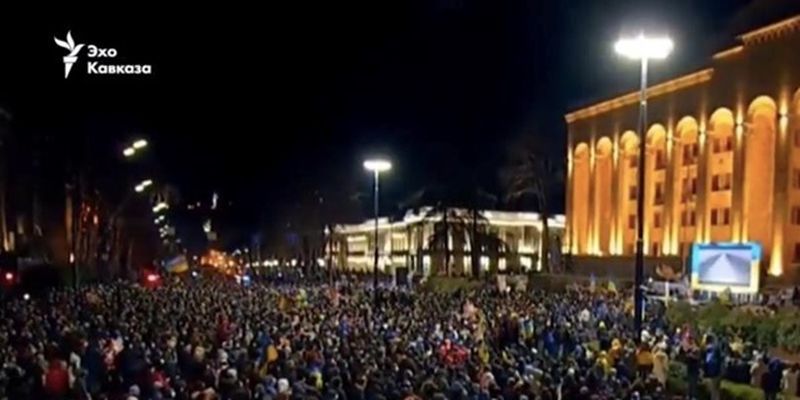 В Тбилиси собрался многотысячный митинг в поддержку Украины