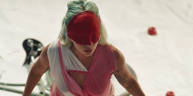 Леди Гага переживает клиническую смерть в клипе "911"