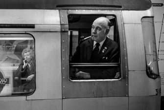 Откровенные моменты из жизни лондонского метро в фото