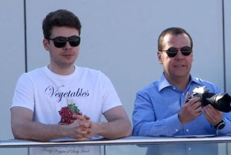 У Дмитрия Медведева нашли шикарную яхту "Вселенная", которую он прячет в Сочи