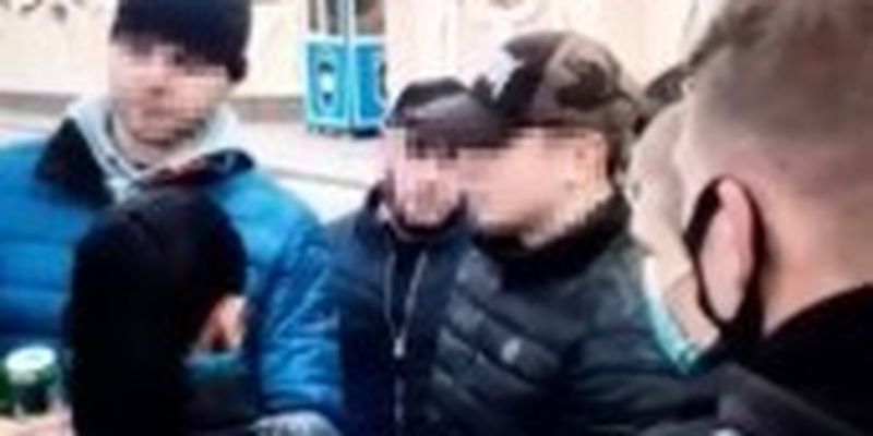 Щоб не порушував порядок: двоє росіян у центрі Києва побили хлопця