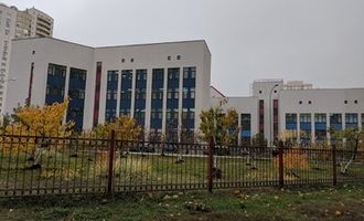 В Киеве заминировали самую большую школу: что известно