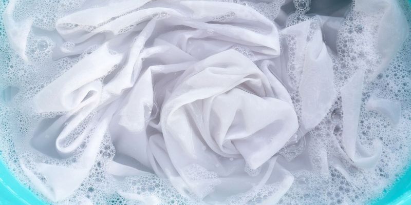Как избавиться от пятен на белой одежде: 4 копеечные средства для стирки