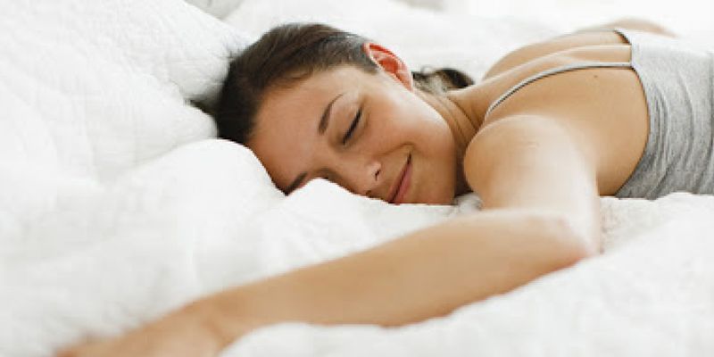 Эксперты рассказали, почему не стоит спать на животе