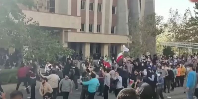В Иране продолжаются протесты: против участников акций начали применять авиацию
