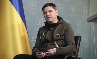 Подоляк ответил, где украинцы смогут получить загранпаспорта