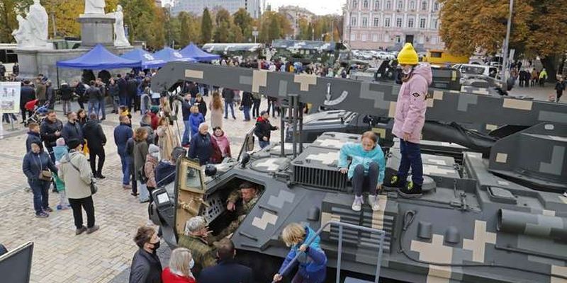У центрі Києва проходить виставка озброєння та військової техніки