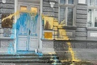 В Евпатории здание администрации раскрасили в желтое и голубое - Чубаров