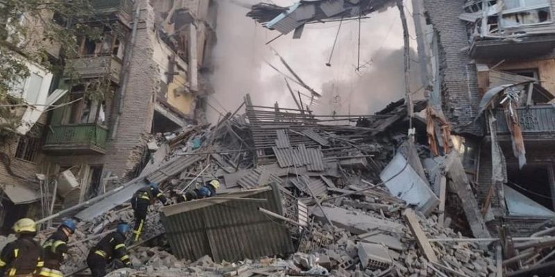 7 ракетних ударів по Запоріжжю: рятувальнии показали жаливі фото розгромлених житлових будинків