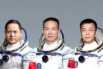 Китай запустил на орбиту корабль с тремя космонавтами