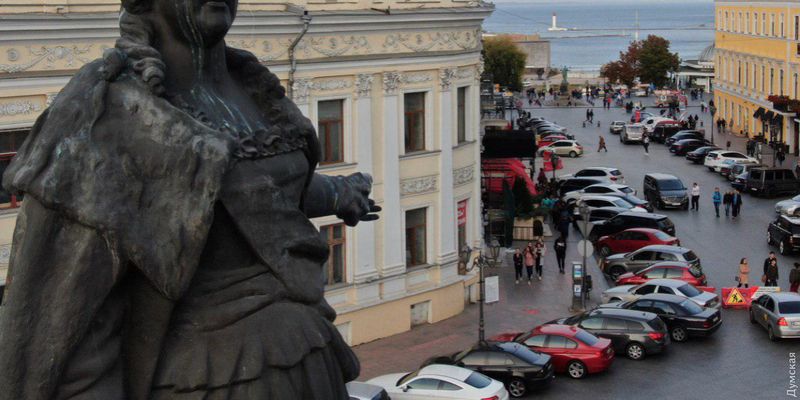В Одессе демонтировали памятники российским императрице Екатерине II и полководцу Суворову