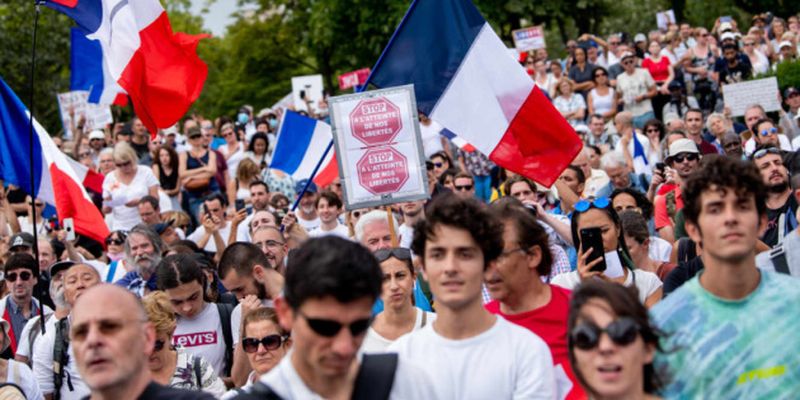 Французы седьмую неделю подряд вышли на протесты против COVID-паспортов