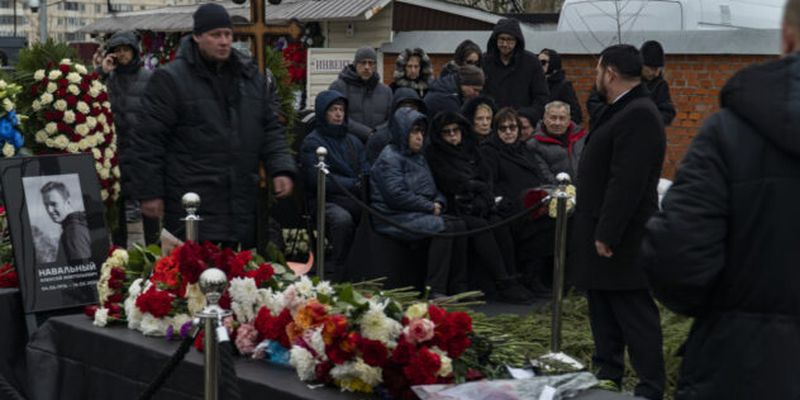 Навального похоронили в Москве: на прощание пришли тысячи людей и дипломаты