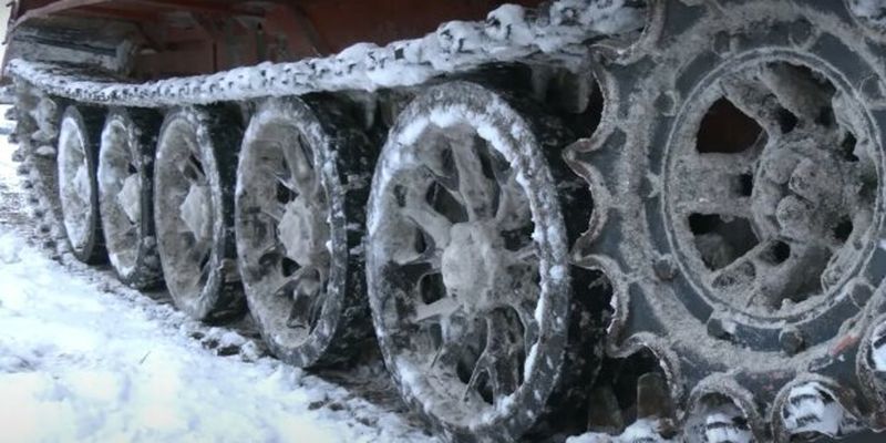 На Харьковщине из танка сделали снегоуборочную машину: кадры "тюнинга"