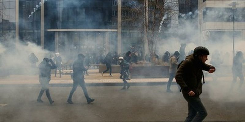 Противники COVID-ограничений в Брюсселе устроили беспорядки, их "успокоили" водометом, видео