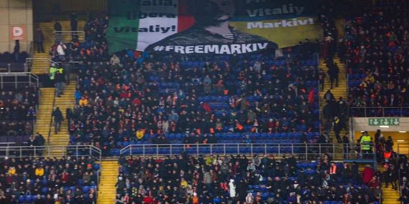 На матчі Ліги чемпіонів у Харкові вимагали звільнити українського добровольця Марківа