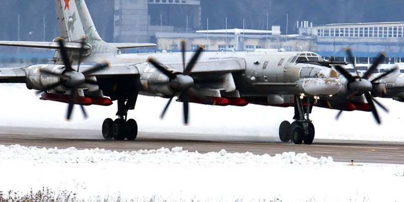 Почти эскадрилья Ту-95МС: спутник показал самолеты и БК на аэродроме "Энгельс-2"