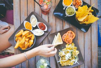 Как питаться во время отпуска, чтобы не поправиться: диетолог раскрыл секреты