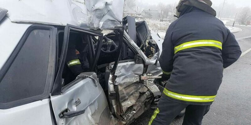 В Харьковской области столкнулись легковушка и пассажирский автобус, есть жертвы