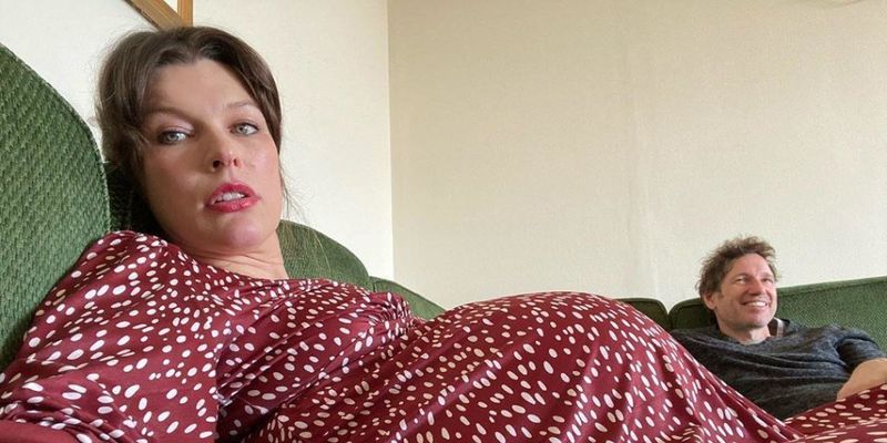 Вот-вот станет мамой: беременная Мила Йовович показала огромный живот