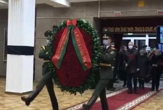 "Пришел пешком": мрачного Лукашенко засняли у гроба близкого соратника, которого могли отравить