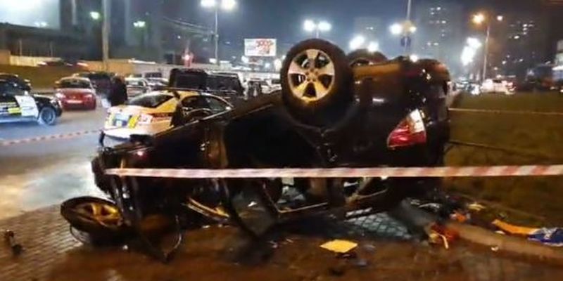 У Києві авто пробило огорожу і впало зі шляхопроводу