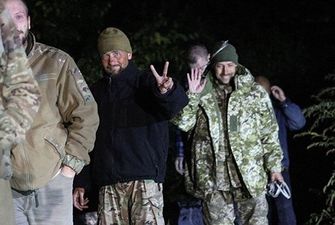 Попытки завербовать и одиночные камеры: командиры “азовцев” сообщили детали плена