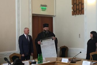 Митрополит УПЦ КП подарил главе Волынской ОГА копию Томоса с памятной надписью