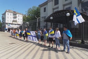 У Києві під стінами російського посольства пройшла акція на підтримку захоплених українських моряків