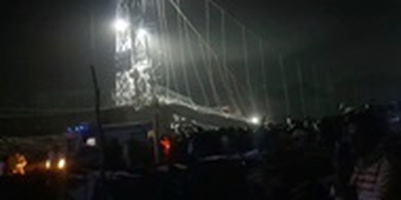 В Индии обрушился мост. Не менее 60 погибших