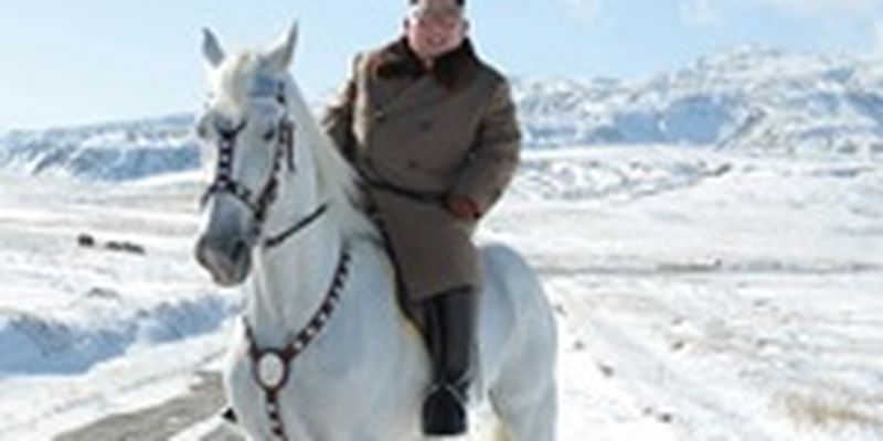 Ким Чен Ын на белом коне поднялся на гору Пэктусан