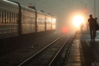 В Одессе под колеса поезда прыгнула 81-летняя женщина