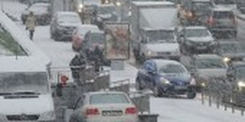 Київ зупинився у заторах через сніг